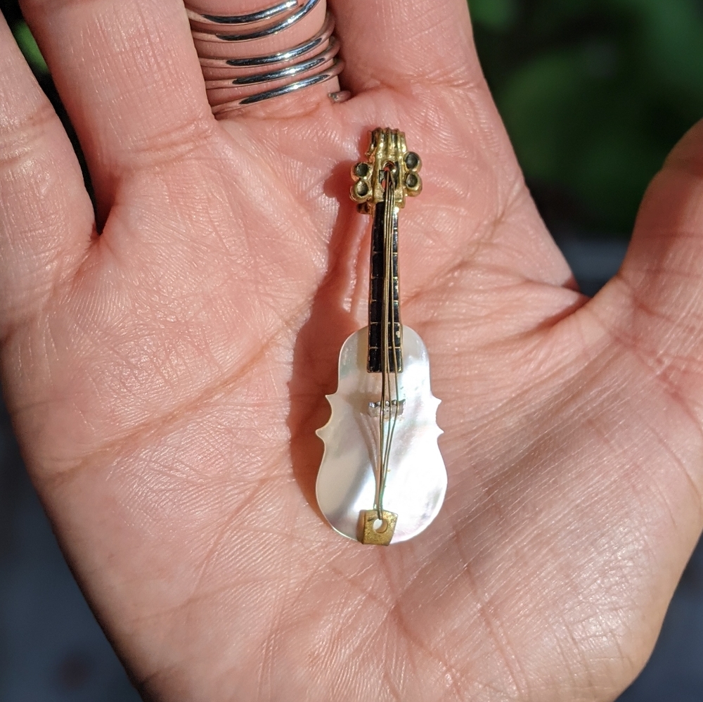 Vtg Mother of Pearl Brooch